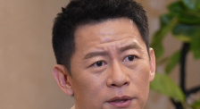 男模把衣服脱精光gay